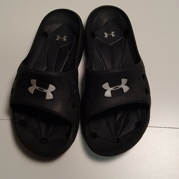 Under Armour  black rubber sandals woman size 5 or youth size 4 great condition - Picture 2 of 3